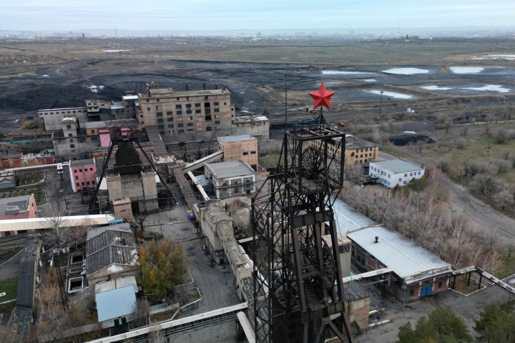 Foto tirada em 28 de outubro de 2023 mostra uma vista da mina de carvão Kostyenko ArcelorMittal em Karaganda, no Cazaquistão 