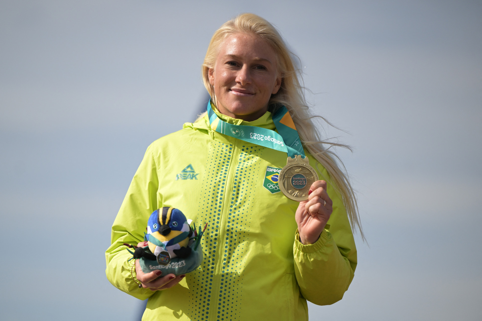 Tatiana Weston-Webb comemora medalha de ouro no surfe nos Jogos Pan-Americanos (Foto: ERNESTO BENAVIDES / AFP)