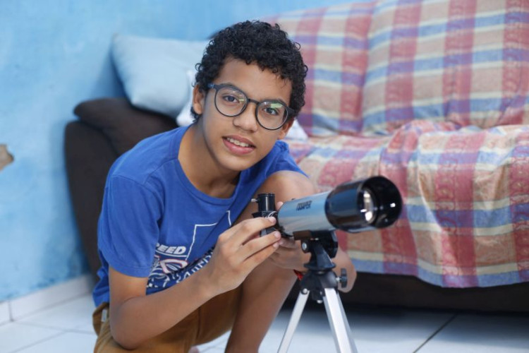 Samuel, 12, autista, sonha em ser astronauta e já ganhou até um telescópio da mãe