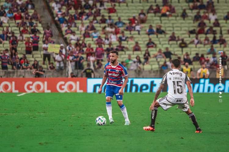 Caio Alexandre e Zaracho durante confronto entre Fortaleza e Atlético-MG, no Castelão