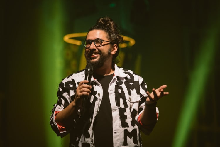 Moisés Loureiro apresenta o show de humor "Não Vote em Mim"