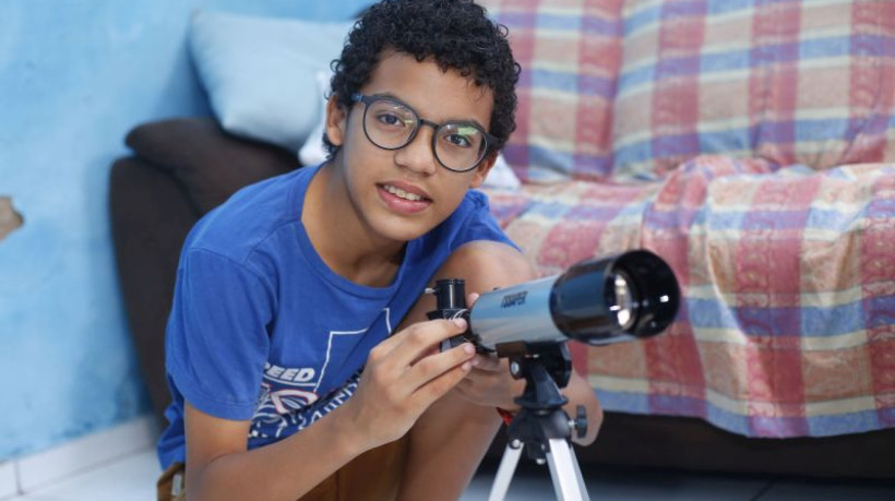 Samuel, 12, autista, sonha em ser astronauta e já ganhou até um telescópio da mãe 