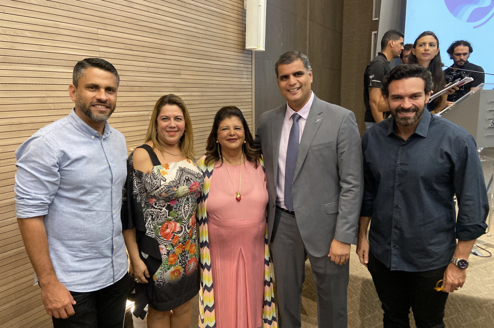 Executivos do O POVO Alexandre Medina (diretor Negócios e Marketing) e Adryana Joca (Negócios), Luiza Helena Trajano, o CEO ArcelorMittal Pecém, Erick Torres, e o colunista. (Foto: divulgação)