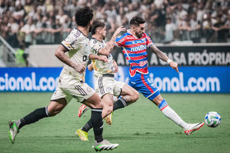 Lucero, atacante do Fortaleza, arrisca chute em jogo contra o Atlético-MG, pela Série A 2023