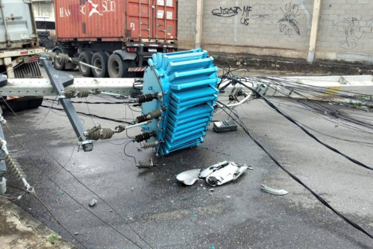 Caminhão arrastou fios e derrubou postes na avenida Deputado Paulino Rocha, no bairro Cajazeiras