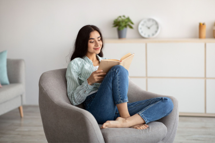 Os livros podem mudar nossa perspectiva sobre a vida e a morte (Imagem: Prostock-studio | Shutterstock)