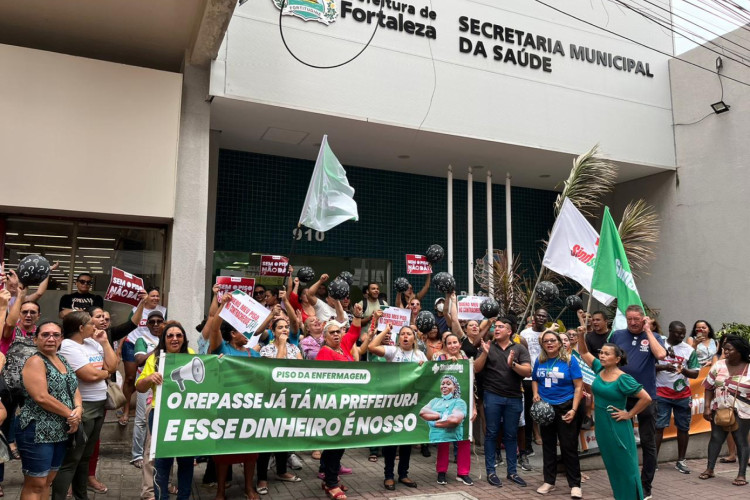 Profissionais da Enfermagem realizam manifestação exigindo o piso da categoria 
