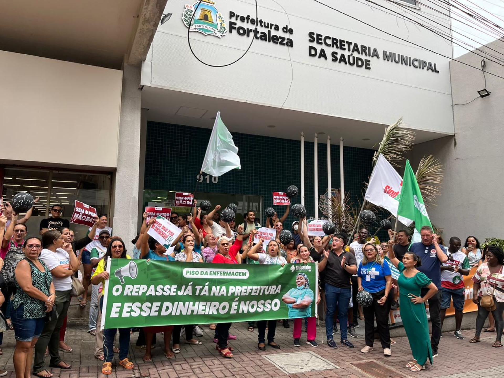 Profissionais da enfermagem exigem que a Prefeitura pague retroativos do novo piso da categoria (Foto: Reprodução/Comunicação Sindsaúde Ceará)