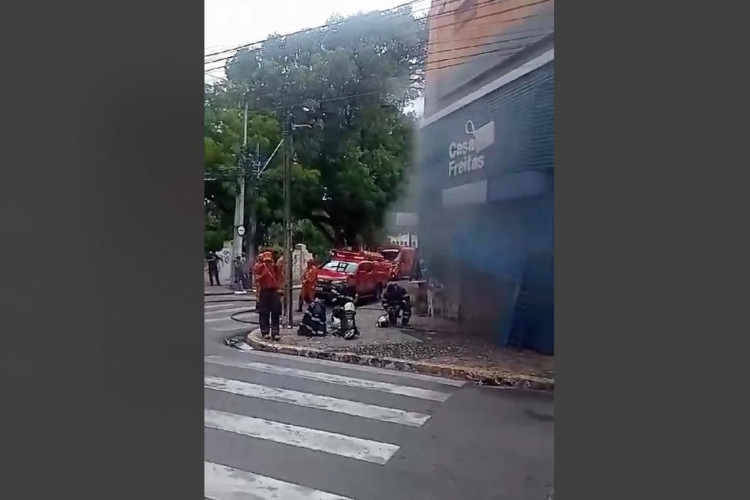 Incêndio atinge loja da Casa Freitas no Centro de Fortaleza 