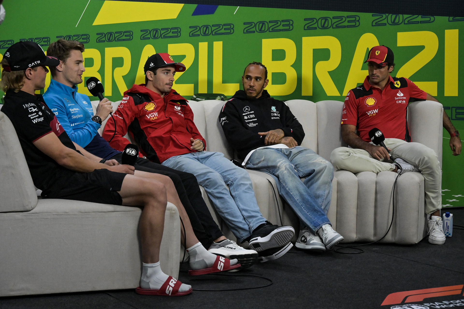 Valtteri Bottas, Logan Sargeant, Charles Leclerc, Lewis Hamilton e Carlos Sainz em entrevista coletiva do GP de São Paulo de Fórmula 1 (Foto: Nelson ALMEIDA / AFP)