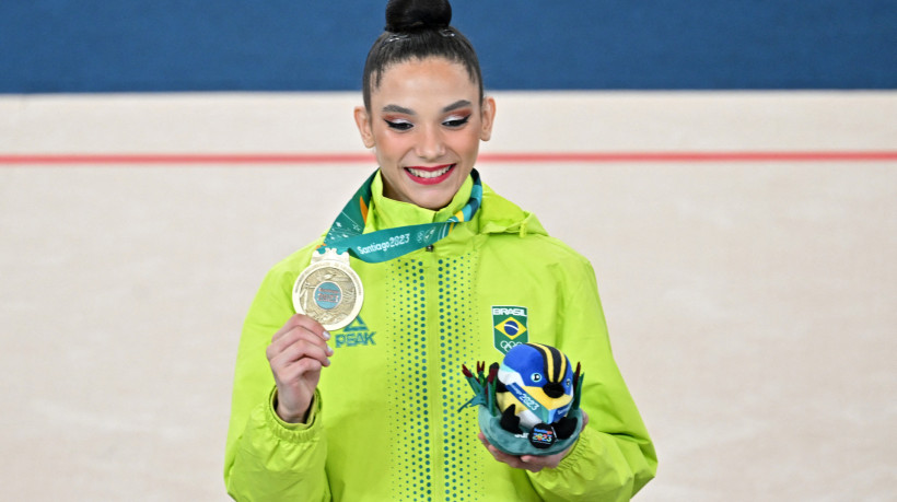 Maria Eduarda Alexandre comemora medalha de ouro na ginástica rítmica nos Jogos Pan-Americanos 2023 