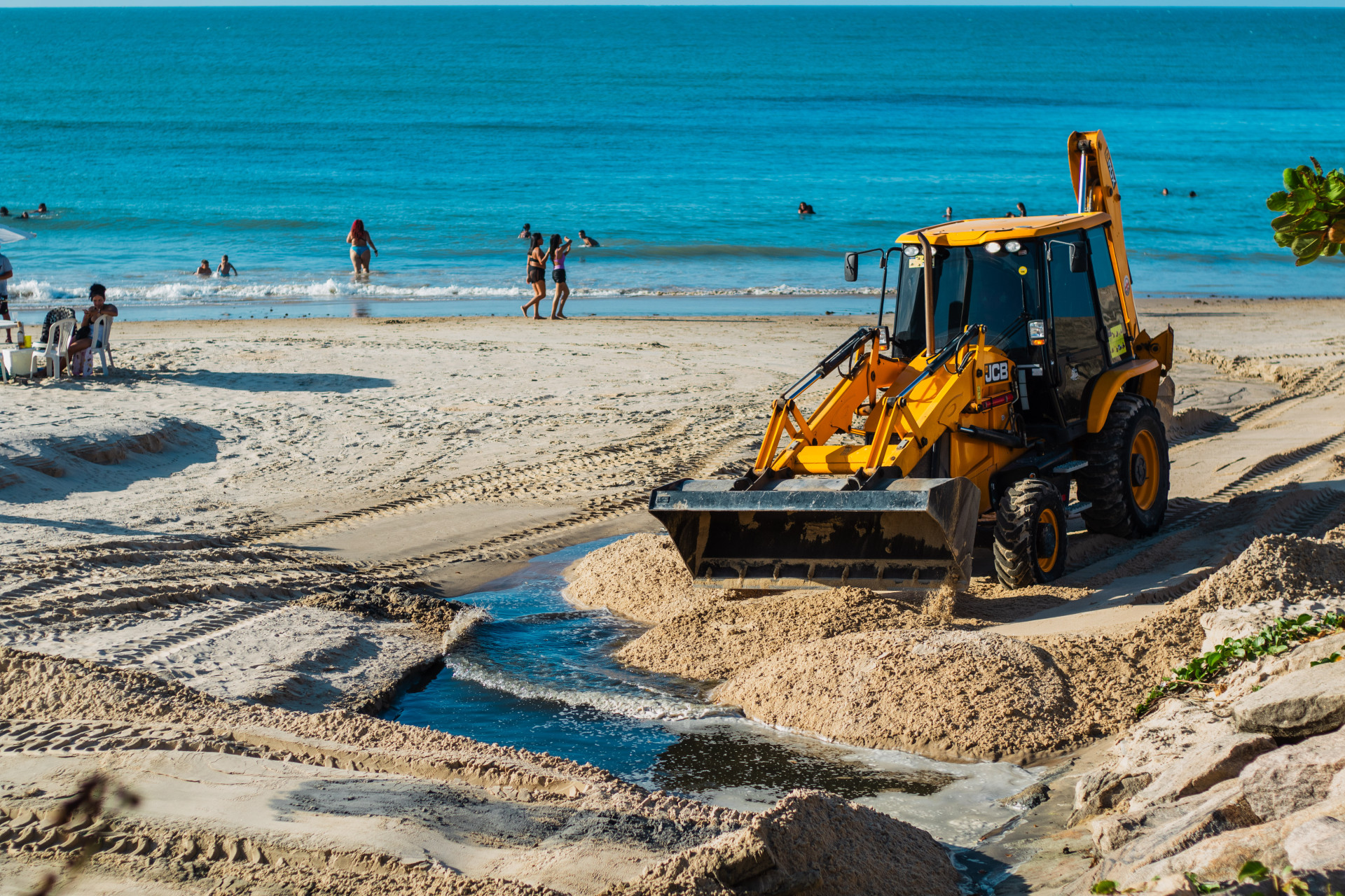 ￼TRABALHO em trecho da Praia de Iracema onde encanamento de esgoto estourou em novembro (Foto: FERNANDA BARROS)