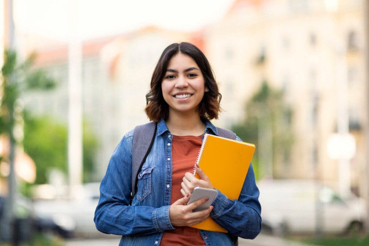 Preparar-se estrategicamente para o exame é o caminho para tirar uma boa nota (Imagem: Prostock-studio | Shutterstock)