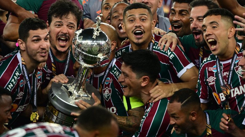 Fluminense ergue o troféu após vencer a final da Copa Libertadores.