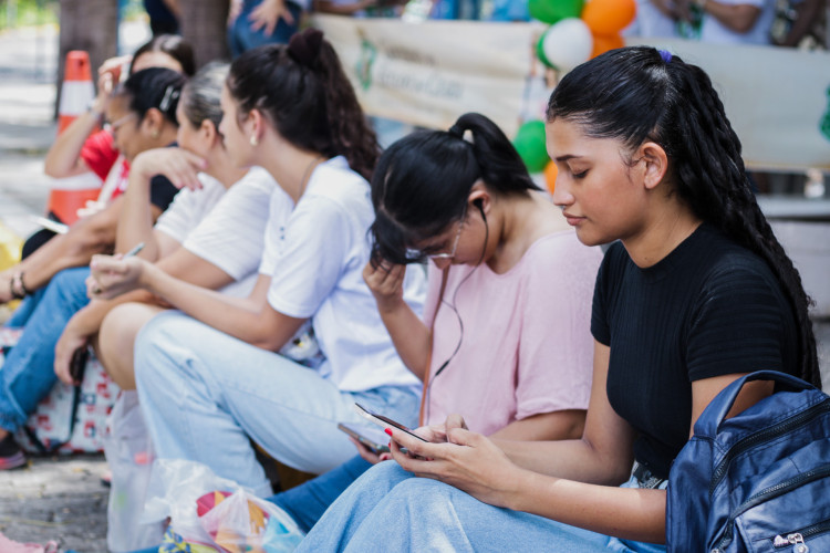 Estudantes aguardam a abertura dos portões na Universidade de Fortaleza (Unifor), um dos locais de prova do Enem 2023 na Capital 