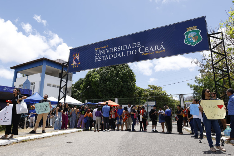 Entrada da Uece no 1º dia de Enem 