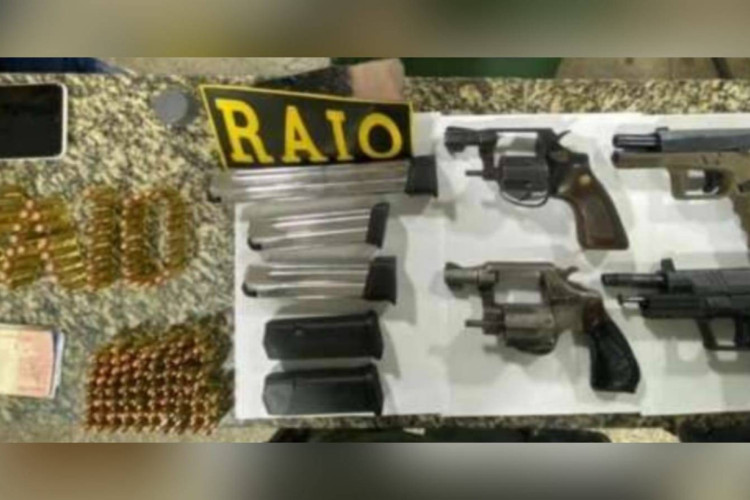 Quatro homens foram presos pela Polícia Militar do Ceará (PM-CE) com armas de fogo e 144 munições em São Benedito