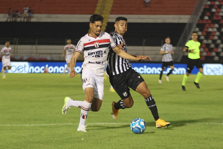 Atletas de Botafogo-SP e Ceará disputando durante partida pela Série B