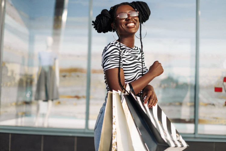 A Black Friday é uma data muito aguardada pelos consumidores e, portanto, uma ótima para as empresas (Imagem: Shopping King Louie | Shutterstock)