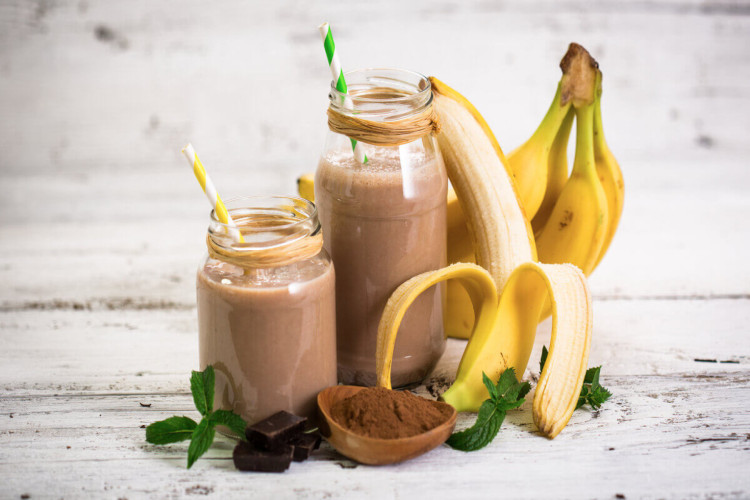 Vitamina de banana com chocolate (Imagem: pilipphoto | Shutterstock)