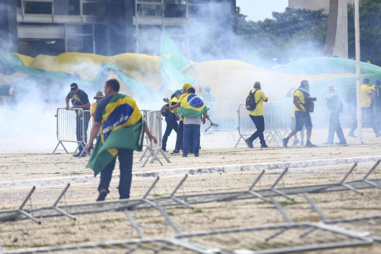 Manifestantes invadem Congresso, STF e Palácio do Planalto.