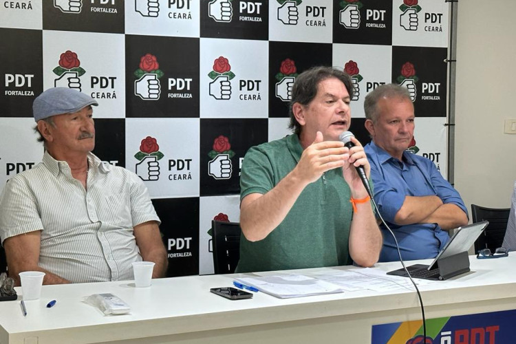 ￼FLÁVIO Torres, Cid Gomes 
e André Figueiredo