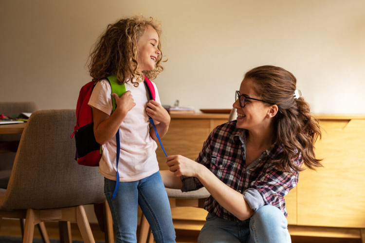 Escolher a escola correta para as crianças favorece o desenvolvimento delas (Imagem: BalanceFormCreative | Shutterstock)