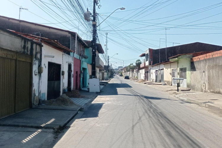 A mulher era moradora do Jangurussu, conforme O POVO apurou. Após os tiros, ela morreu no local do crime, no bairro Jereissati II