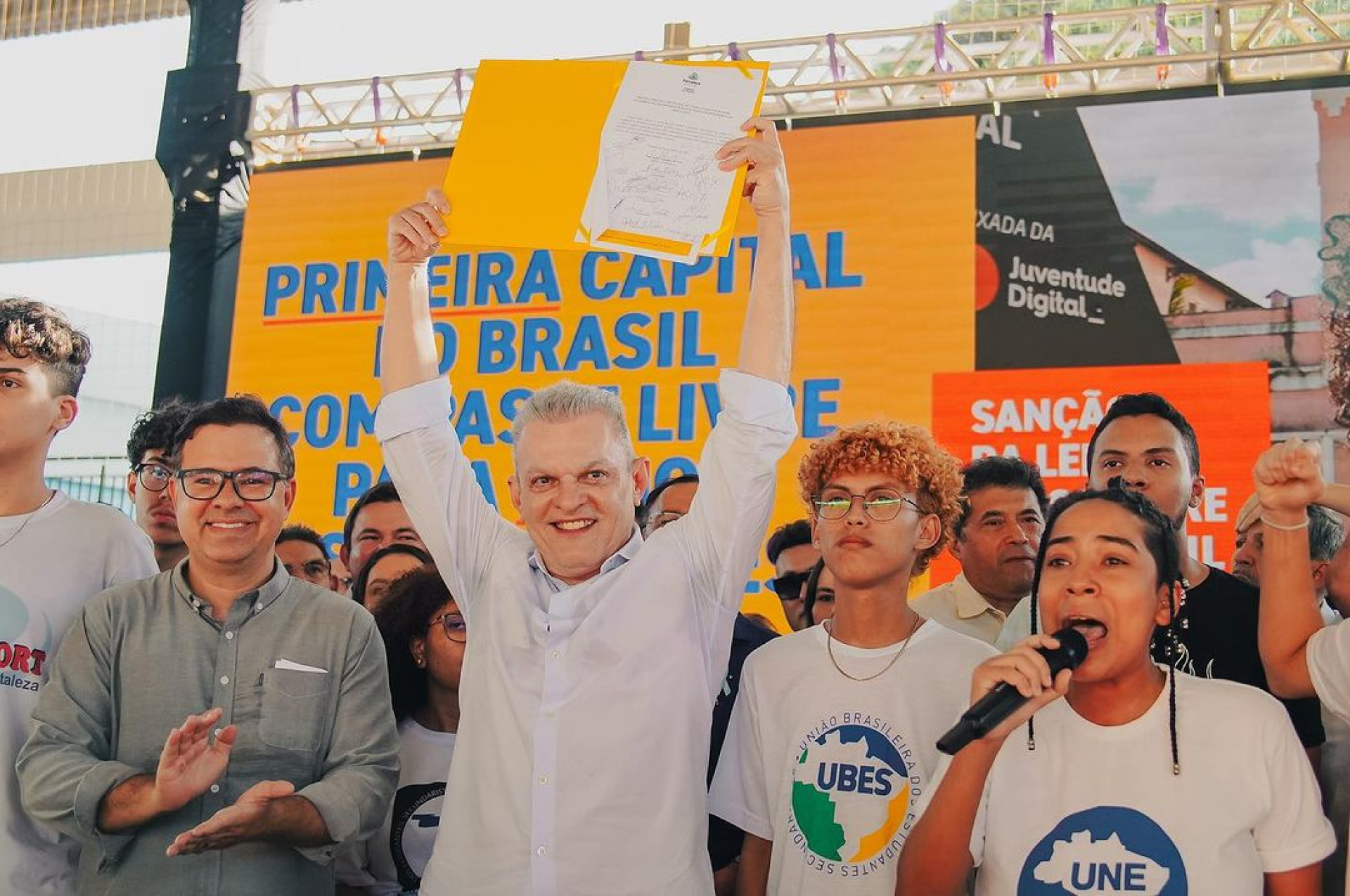 Prefeito José Sarto (PDT) sanciona lei do passe livre estudantil (Foto: Divulgação/Prefeitura de Fortaleza)