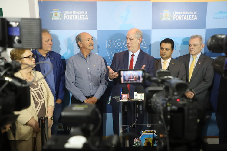 ￼FLÁVIO Torres (ao lado de Ciro na foto) presidirá o PDT cearense