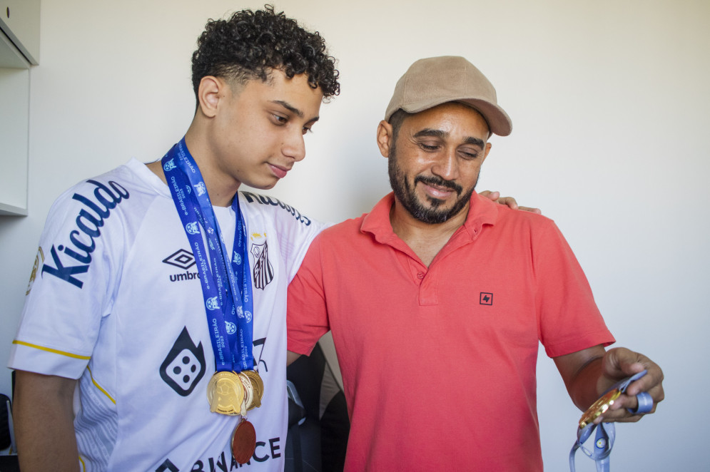 João Victor tem como principal incentivador o pai, Clemilson, para seguir na carreira de cyber atleta profissional(Foto: Fernanda Barros / O POVO)