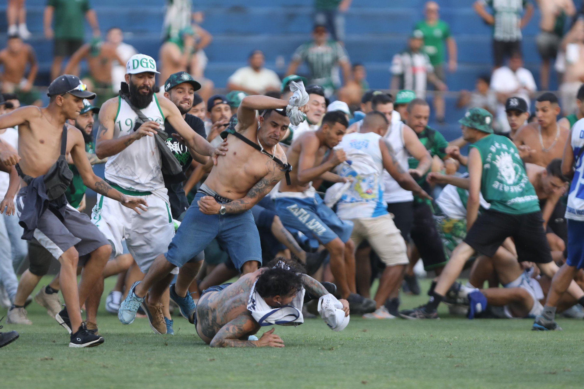 Jogo entre Coritiba e Cruzeiro é marcado por briga generalizada entre  torcedores - Lance!