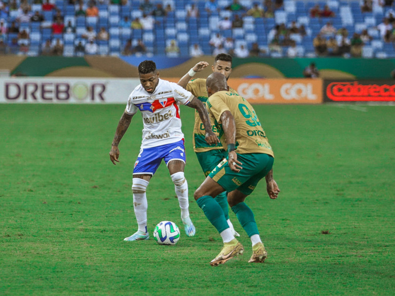 Funcionário do Ceará joga sal grosso na Arena Castelão antes de jogo com  Cuiabá - Jogada - Diário do Nordeste