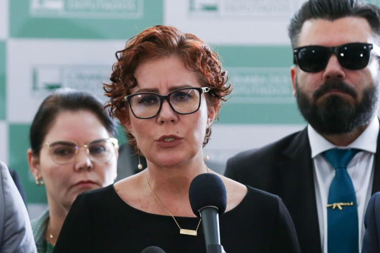 Carla Zambelli nega ter contratado hacker para prejudicar Moraes