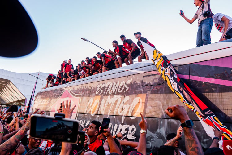 Vitória comemorou acesso à Série A com a torcida na última segunda-feira, após vitória diante do Novorizontino fora de casa. 