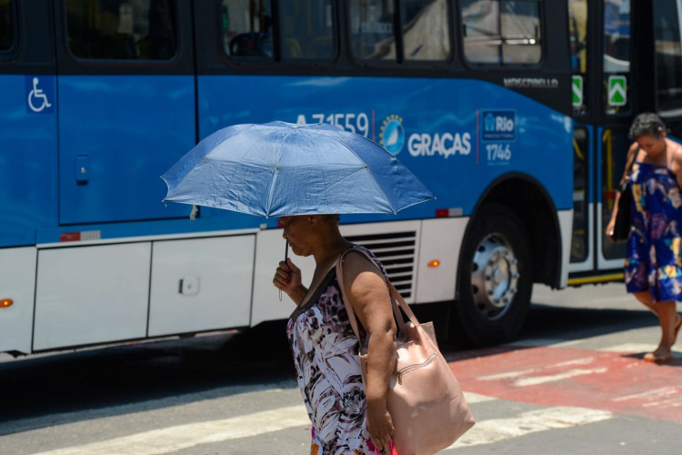 Forte calor eleva risco de desidratação para idosos