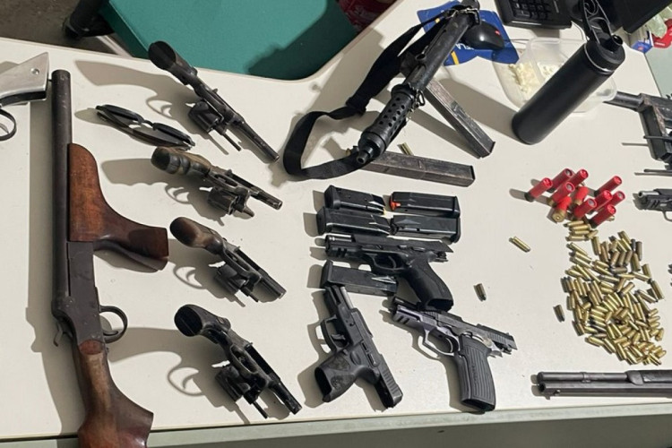 Treze armas foram apreendidas com suspeitos de chacina em Maranguape