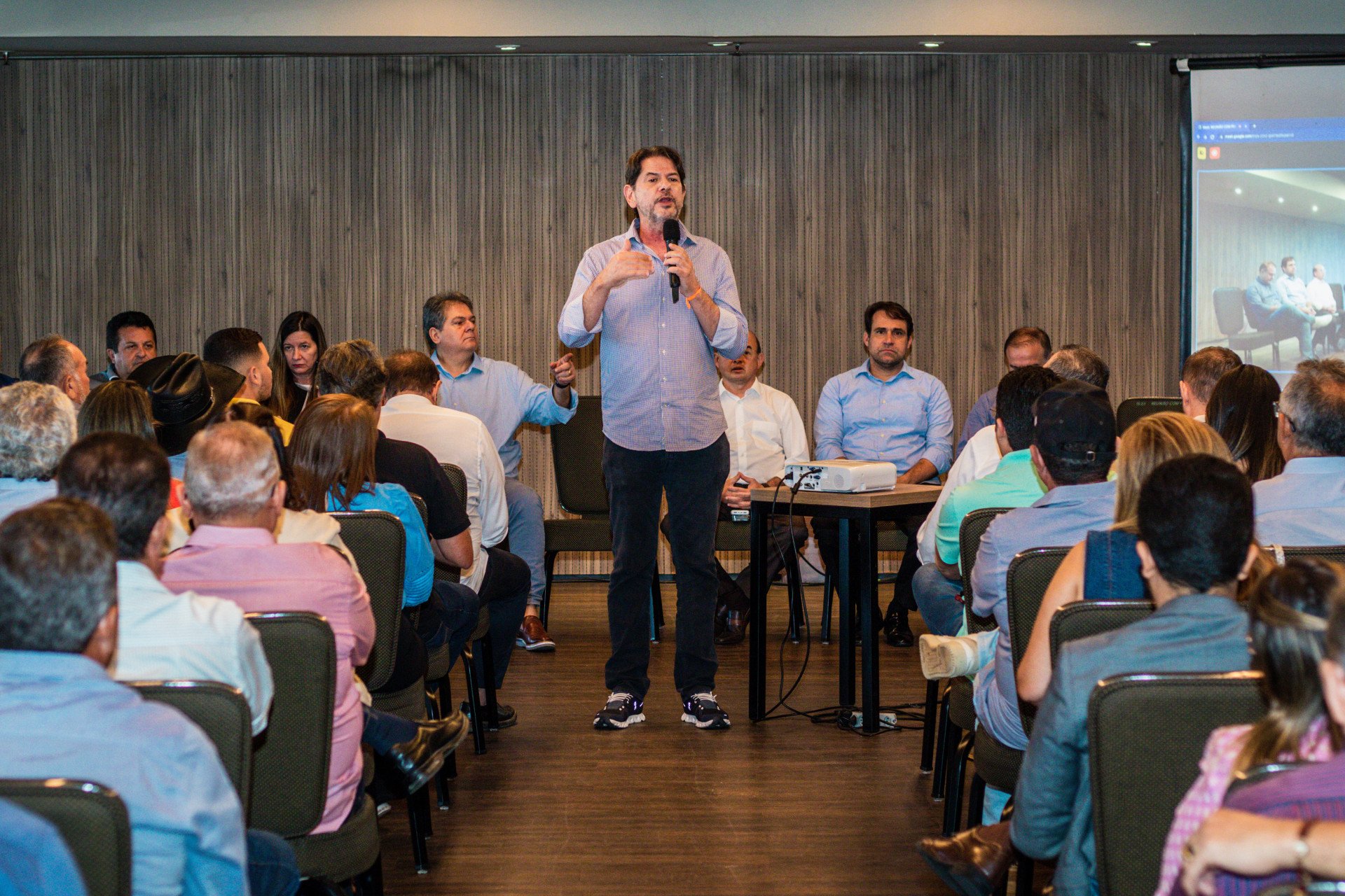 ￼CID GOMES na reunião de pedetistas que irão se desfiliar (Foto: FERNANDA BARROS)