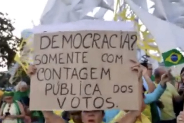 ￼Manifestantes bolsonaristas foram à Praça Portugal 