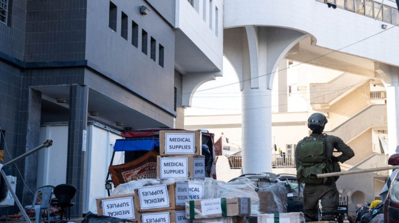 Esta foto divulgada pelo exército israelense em 15 de novembro de 2023 mostra um soldado parado do lado de fora do hospital Al-Shifa próximo a caixas de suprimentos médicos que o exército disse ter entregue ao centro de saúde durante sua operação em Al-Shifa em Gaza