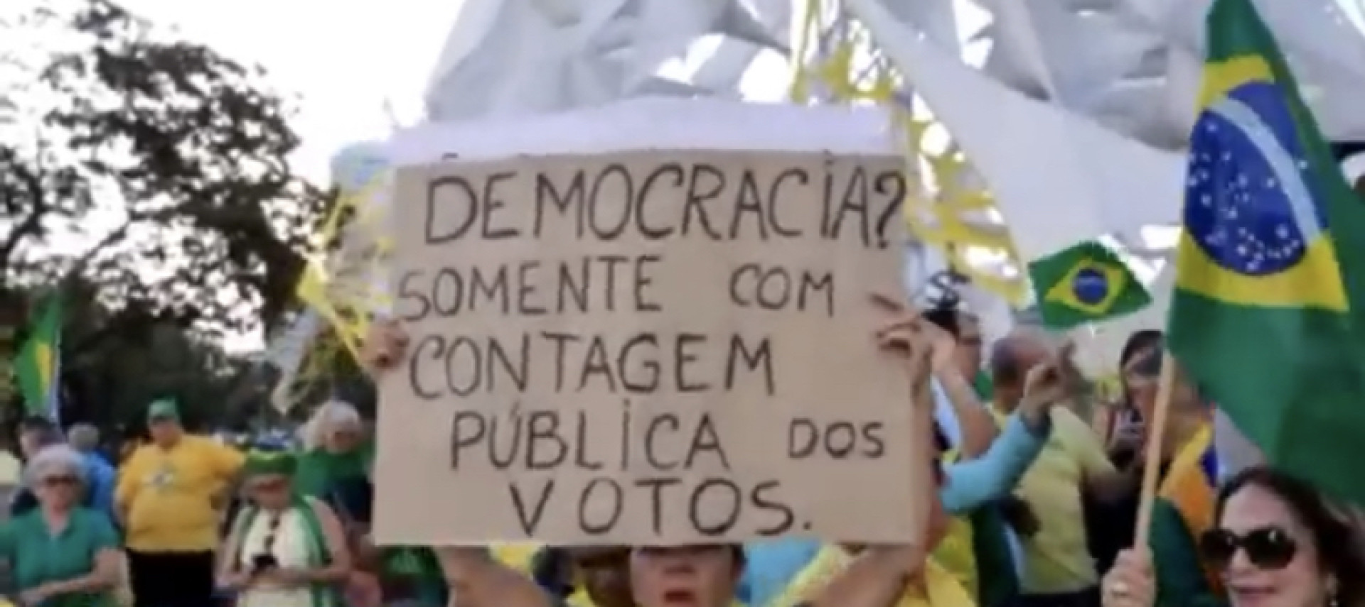 ￼Manifestantes bolsonaristas foram à Praça Portugal (Foto: Reprodução Youtube Regina Villela)