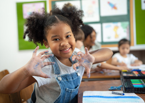 Brinquedos, livros e decoração de sala de aula devem ser pensados para o desenvolvimento de uma escola antirracista