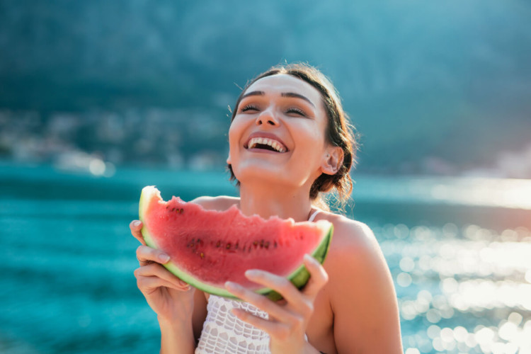 O consumo de frutas ajuda a hidratar o corpo (Imagem: adriaticfoto | Shutterstock)