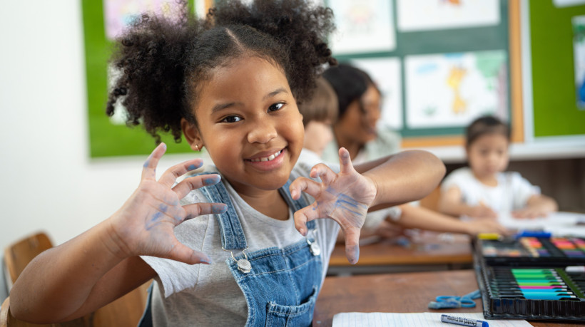 Brinquedos, livros e decoração de sala de aula devem ser pensados para o desenvolvimento de uma escola antirracista