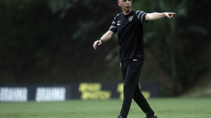 Técnico Tiago Nunes em treino do Botafogo