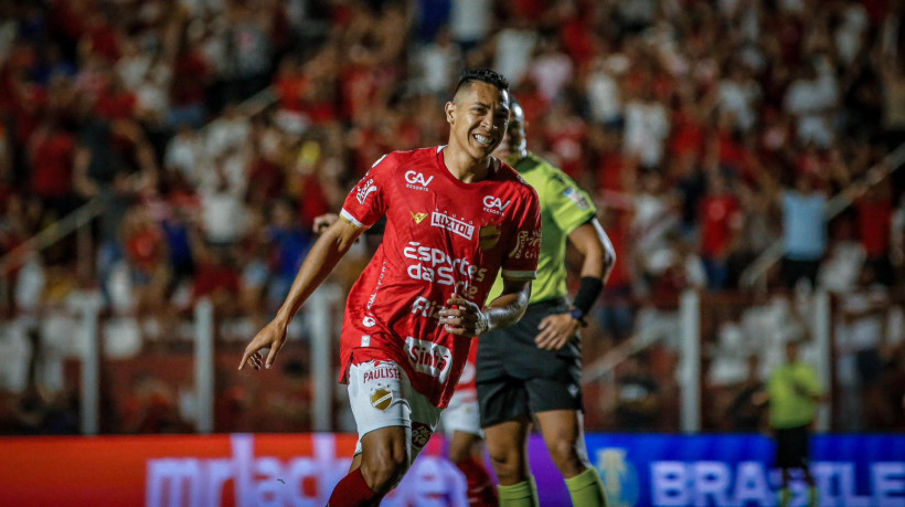 Volante Igor Henrique, do Vila Nova, comemora gol marcado diante do Londrina