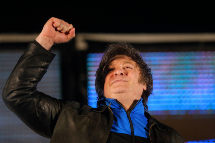 Javier Milei, gesticula durante o encerramento de sua campanha eleitoral em Córdoba, Argentina, em 16 de novembro de 2023