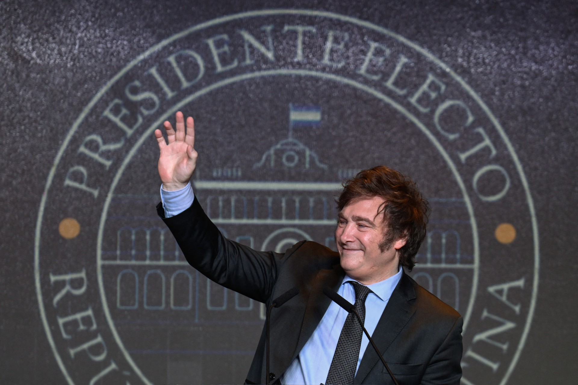 ￼O candidato presidencial argentino pela aliança La Libertad Avanza, Javier Milei, fala aos apoiadores (Foto: LUIS ROBAYO / AFP)