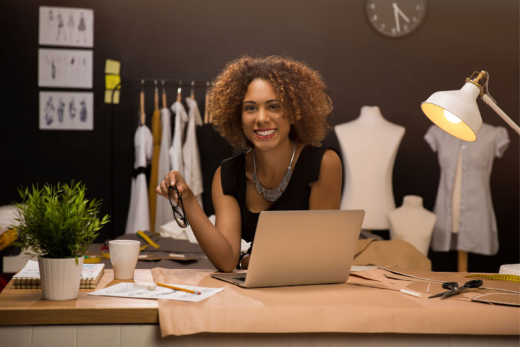 Empreender como mulher requer habilidade para conciliar múltiplos papéis e alcançar o sucesso (Imagem: IKO-studio | Shutterstock)