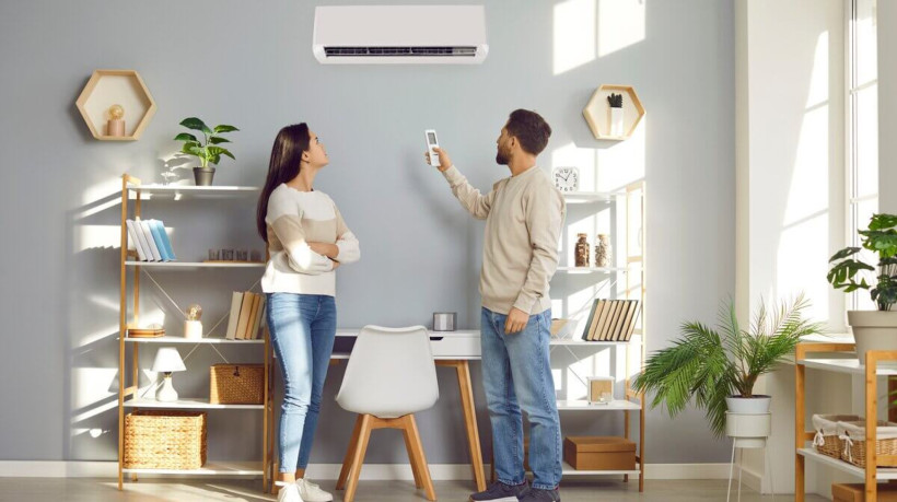 Utilizar o ar-condicionado requer cuidados para evitar problemas de saúde (Imagem: Ann in the uk | Shutterstock)